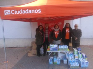 Miembros de afuveva colaborando con la recogida de alimentos.